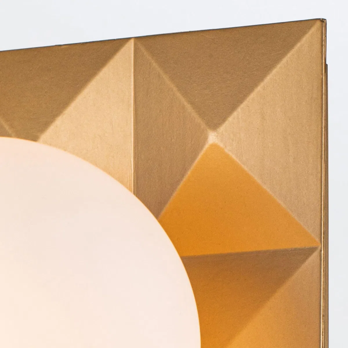 Licht-Erlebnisse Wandleuchte Bad IP44 H: 30.5 cm Glas Metall E14 in Gold Weiß Kugel Schirm Art Déco Wandlampe Spiegel Badezimmerleuchte Wand