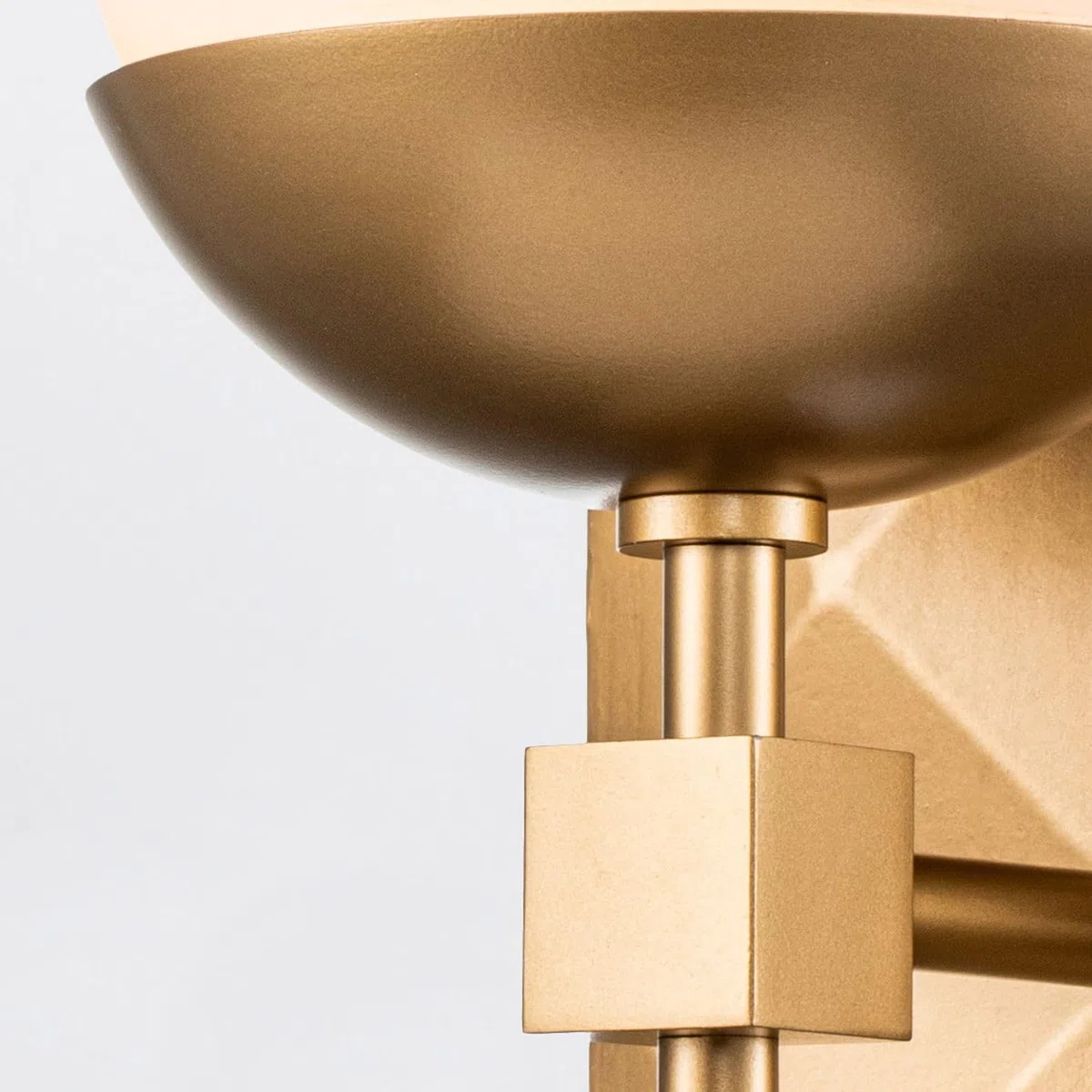 Licht-Erlebnisse Wandleuchte Bad IP44 H: 30.5 cm Glas Metall E14 in Gold Weiß Kugel Schirm Art Déco Wandlampe Spiegel Badezimmerleuchte Wand