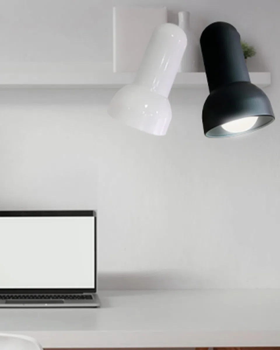 Milpoel Klemmleuchte, Verstellbare Schreibtischlampe mit E27-Fassung, Klemmlampe für Lesen im Bett, Arbeiten und Lernen, Schlankes und Leichtes Design (Schwarz)