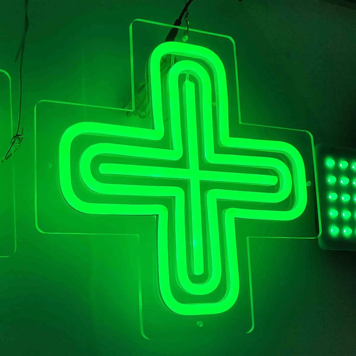 LED-Schild „Medical Cross“ für Apotheken, Acryllampe in Form eines Apothekenkreuzes, Neonschild „Open“ für Wanddekoration, 2 einstellbare Betriebsmodi,48 * 48CM