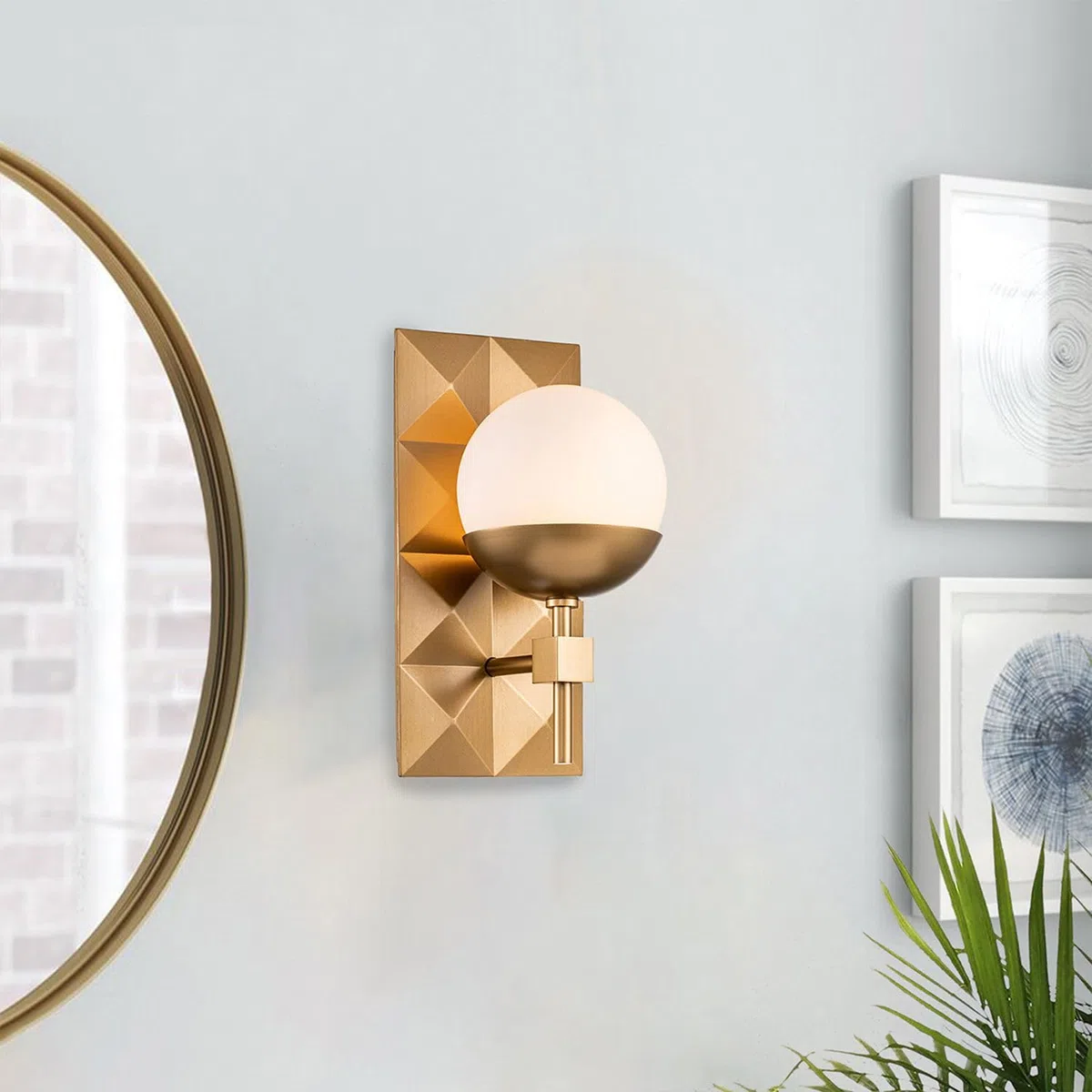Licht-Erlebnisse Wandleuchte Bad IP44 H: 30.5 cm Glas Metall E14 in Gold Weiß Kugel Schirm Art Déco Wandlampe Spiegel Badezimmerleuchte Wand