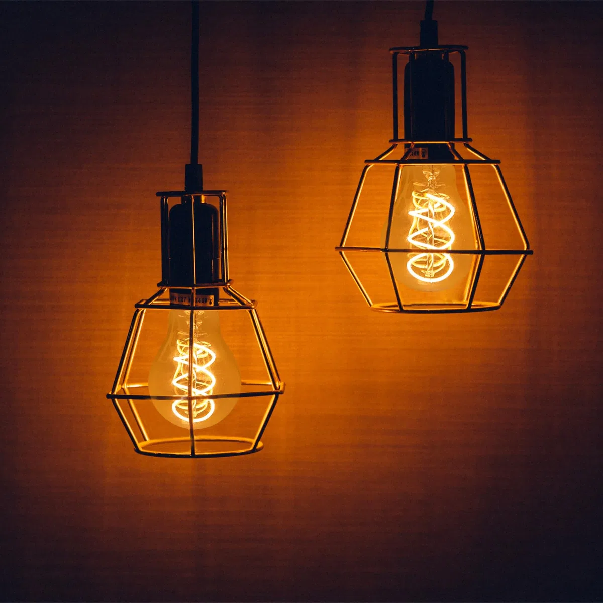 YindaLux Glühbirne E27 LED Warmweiss 2200K Filament Lampe Edison Vintage Leuchtmittel 4W Energiesparlampe Retro Birne Deko für Haus Café Bar 3er A60