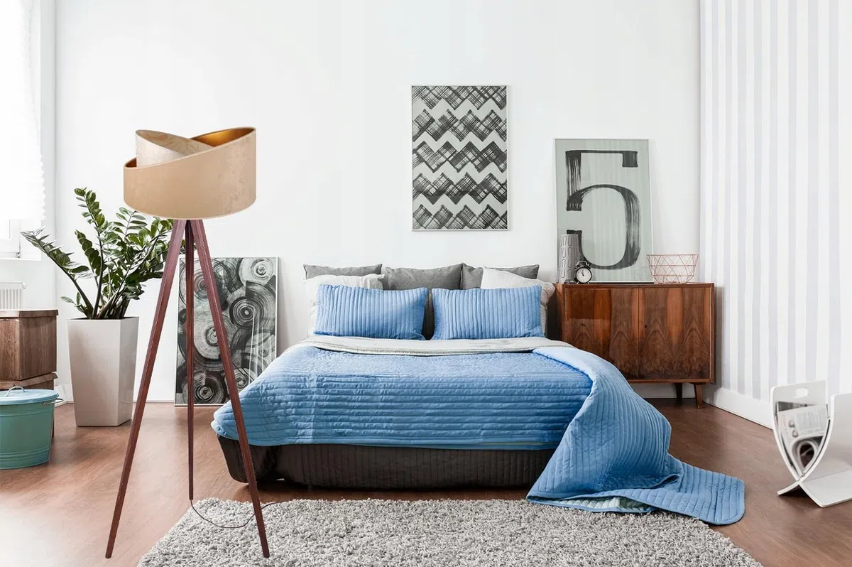 Light-Home Verona Stehleuchte - Moderner Dreibein aus Holz für Schlafzimmer Wohnzimmer im modernen klassischen Stil - für E27 Leuchtmittel - Lampenschirm - Braun und Beige