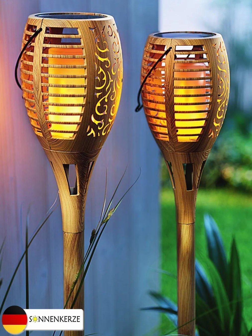 SOLAR-GARTENSTECKER FLAME, 2ER-SET BAMBUS-OPTIK XXL, 3 IN 1 FUNKTION: GARTENFACKEL, HÄNGELEUCHTE, TISCHLEUCHTE MIT LED FLAMMEN-EFFEKTBELEUCHTUNG